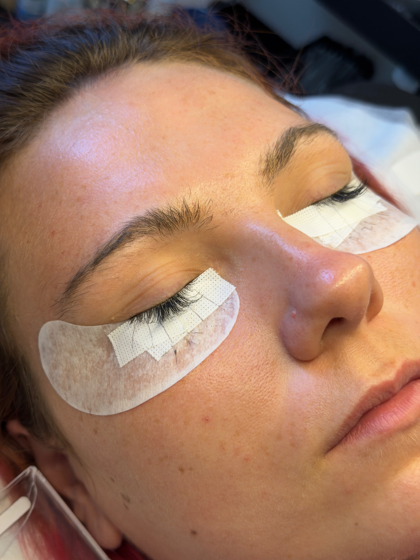Bryn før brow lamination hos Glow & Co
