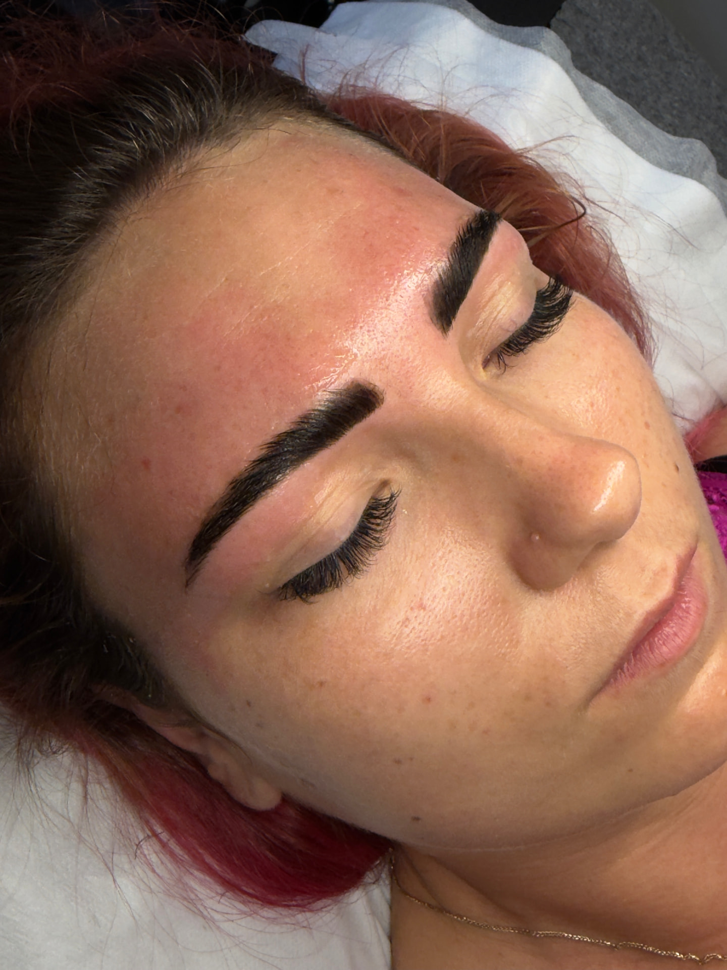 Bryn efter brow lamination hos Glow & Co